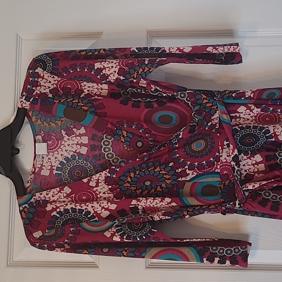 Pretty, v neck patterned dress in a size 1X - Picture 2 of 4